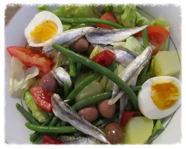 "A full plate of Salade Niçoise"