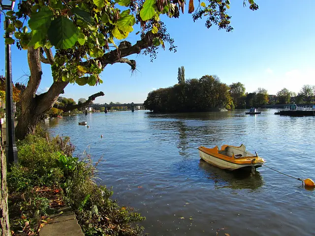 "Bucolic west side for your walking along the Thames"