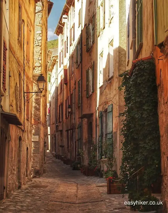 "visit the old town of Entrevaux when you take the Train des Pignes"