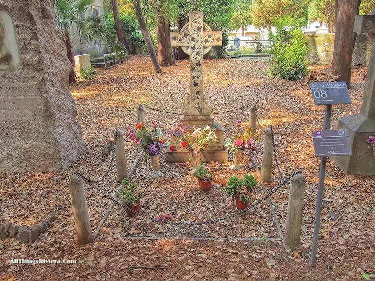 "grave of wife of Oscar Wilde - One of the Wonders of the World"