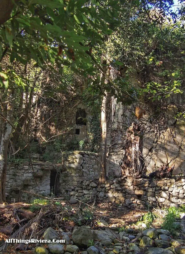 "abandoned villa along a Fascinating Hike in Sasso"