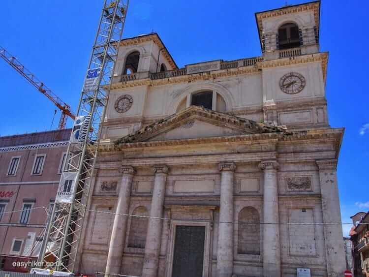 "church damaged by earthquake in L'Aquila"