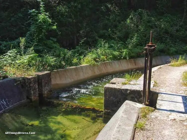 "along the Canal de la Siagne"