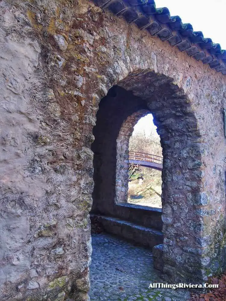 "Chapel of St Donat on the way to the banks of the River Loup"