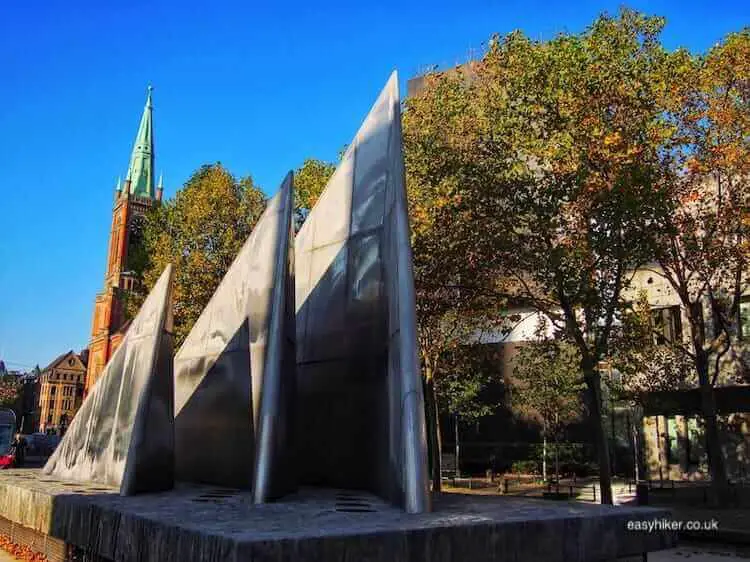 "see some modern sculptures with two hours in Düsseldorf"
