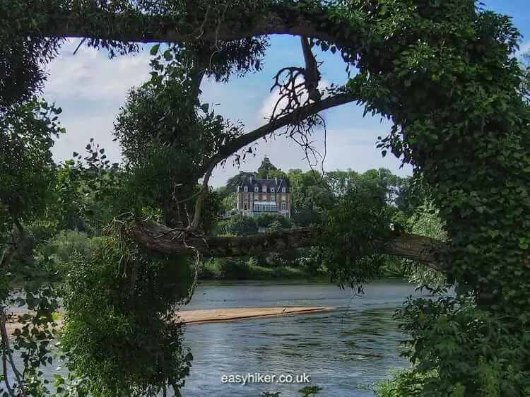 "Perfect Hike in the Valley of the Loir by the river"