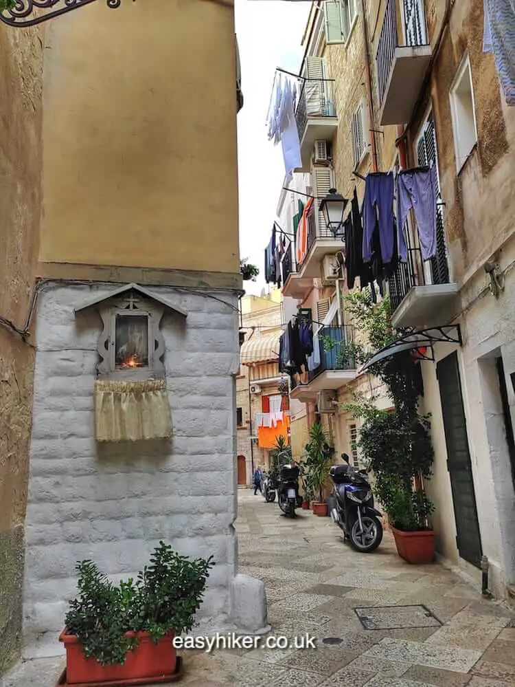 "street sights - Surprises from Santa Claus in Bari"