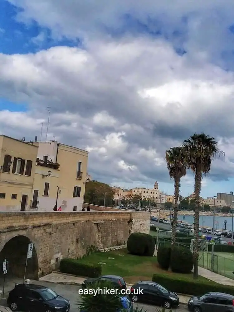 "wall walk - Surprises from Santa Claus in Bari"