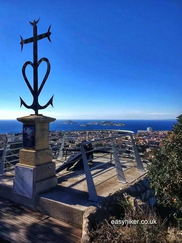 "Notre Dame de la Garde - Là où Marseille porte le sourire"