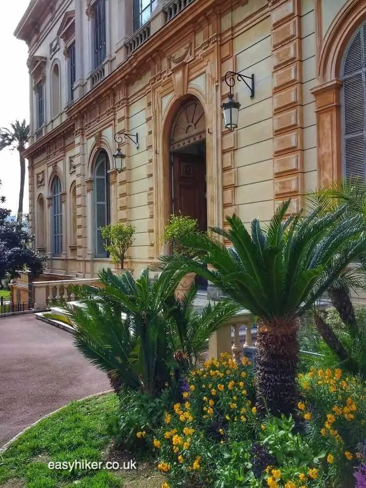 "A propos des Riviera Palaces de Nice"